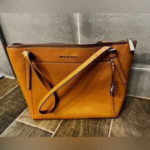 MICHAEL KORS BROWN PURSE.
